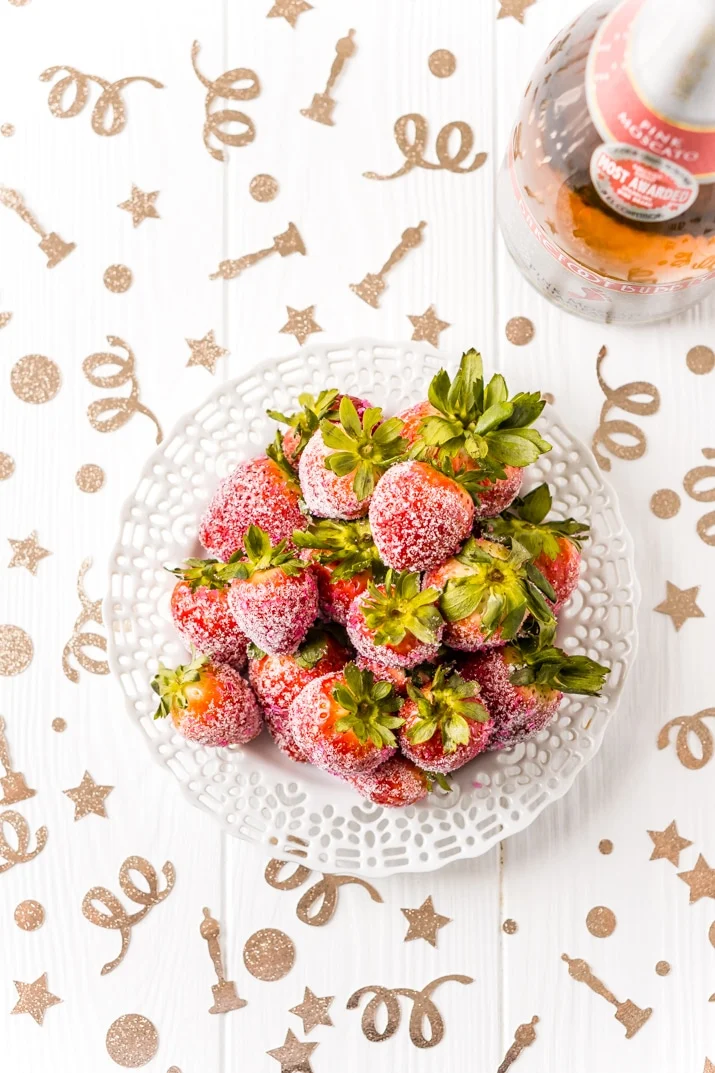 3-Ingredient Moscato Strawberries - Oscar Party Idea!