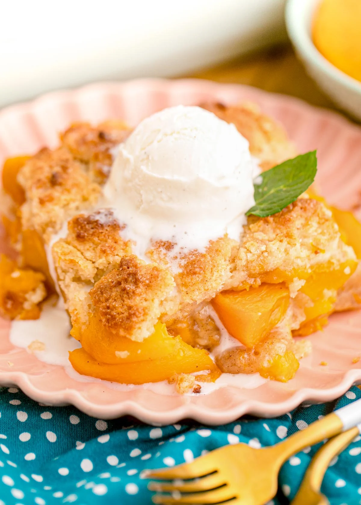 Easy Peach Cobbler with Canned Peaches