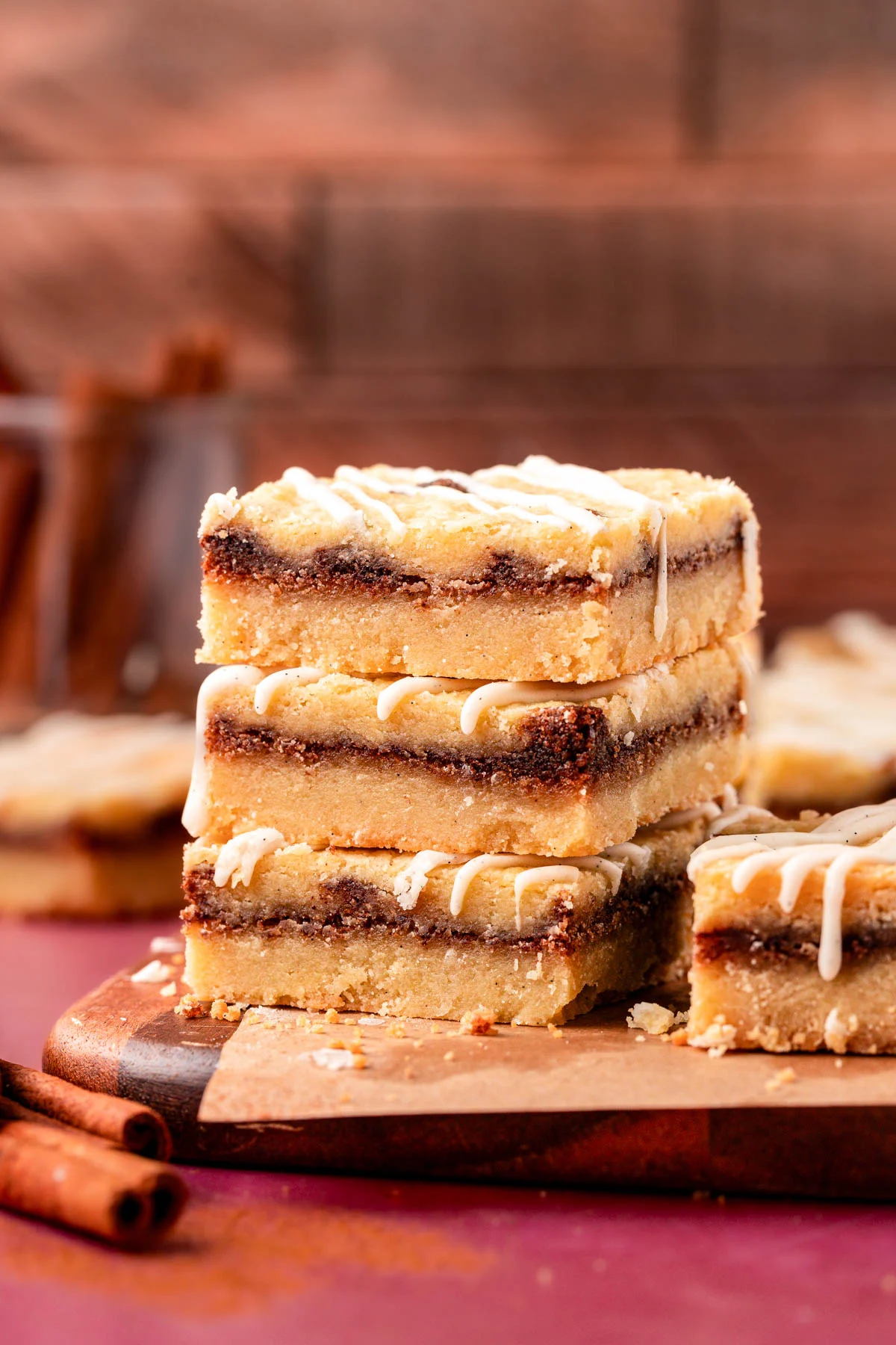 Cinnamon Roll Shortbread Bars